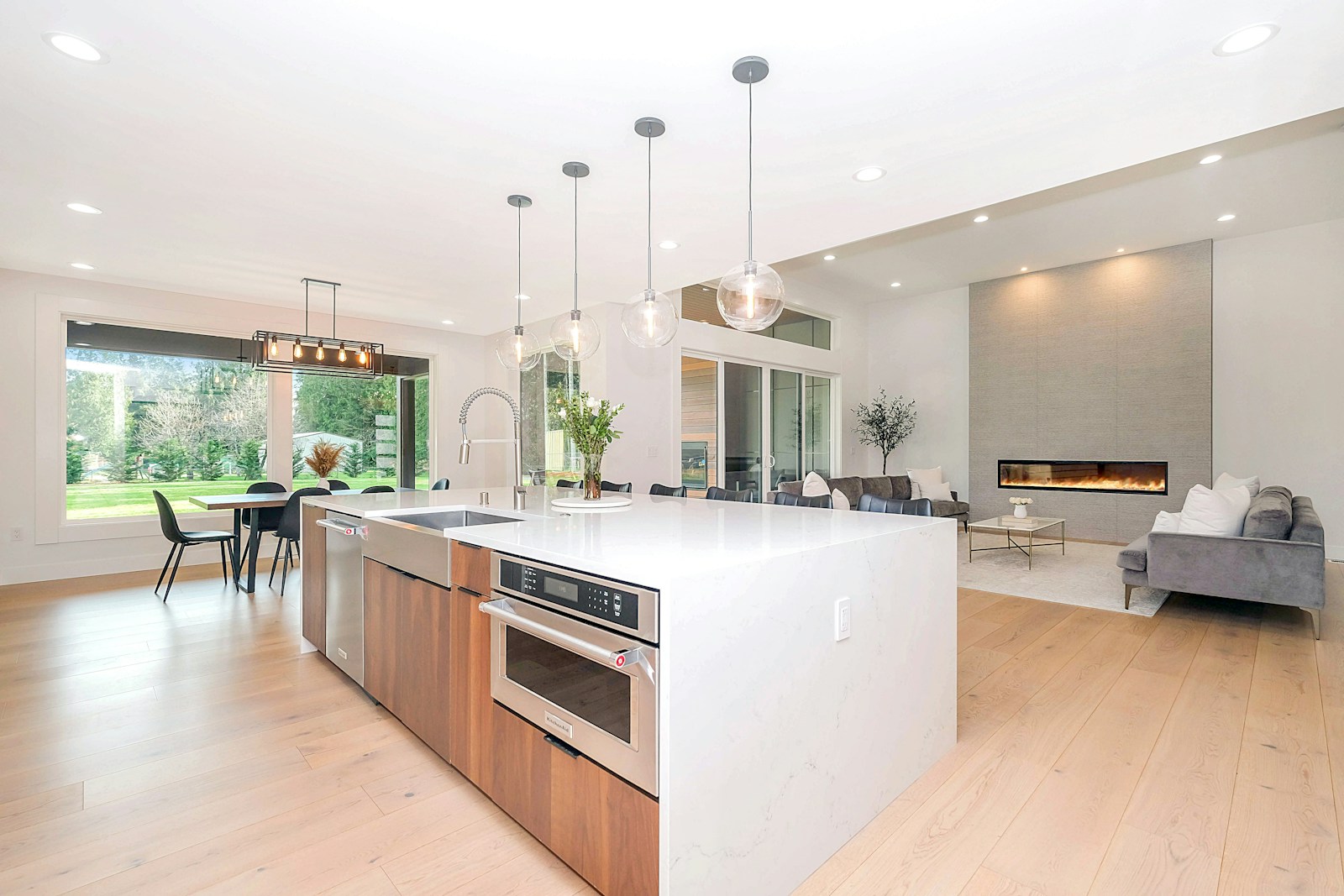 Interior contemporáneo con luz empotrada y lámparas suspendidas